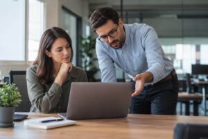 Empresa evaluando una solución DaaS para la gestión de computadoras. renta de computadoras vs DaaS