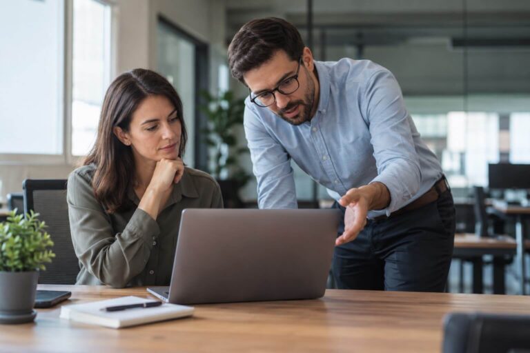 Empresa evaluando una solución DaaS para la gestión de computadoras. renta de computadoras vs DaaS